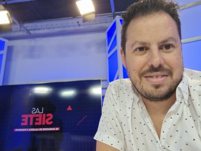 El autor junto a Salva Rui durante la entrevista en el programa Las Siete