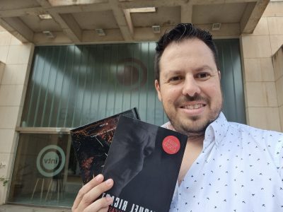 El autor Bibi Ruiz junto al presentador Alfredo Casas en Interalmería TV